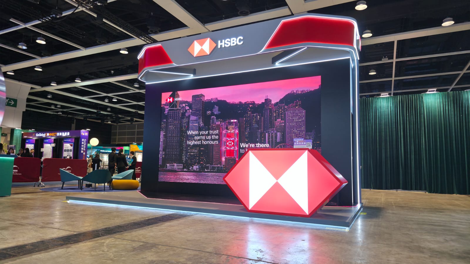 HSBC 紅白六角形立體接待台展位設計