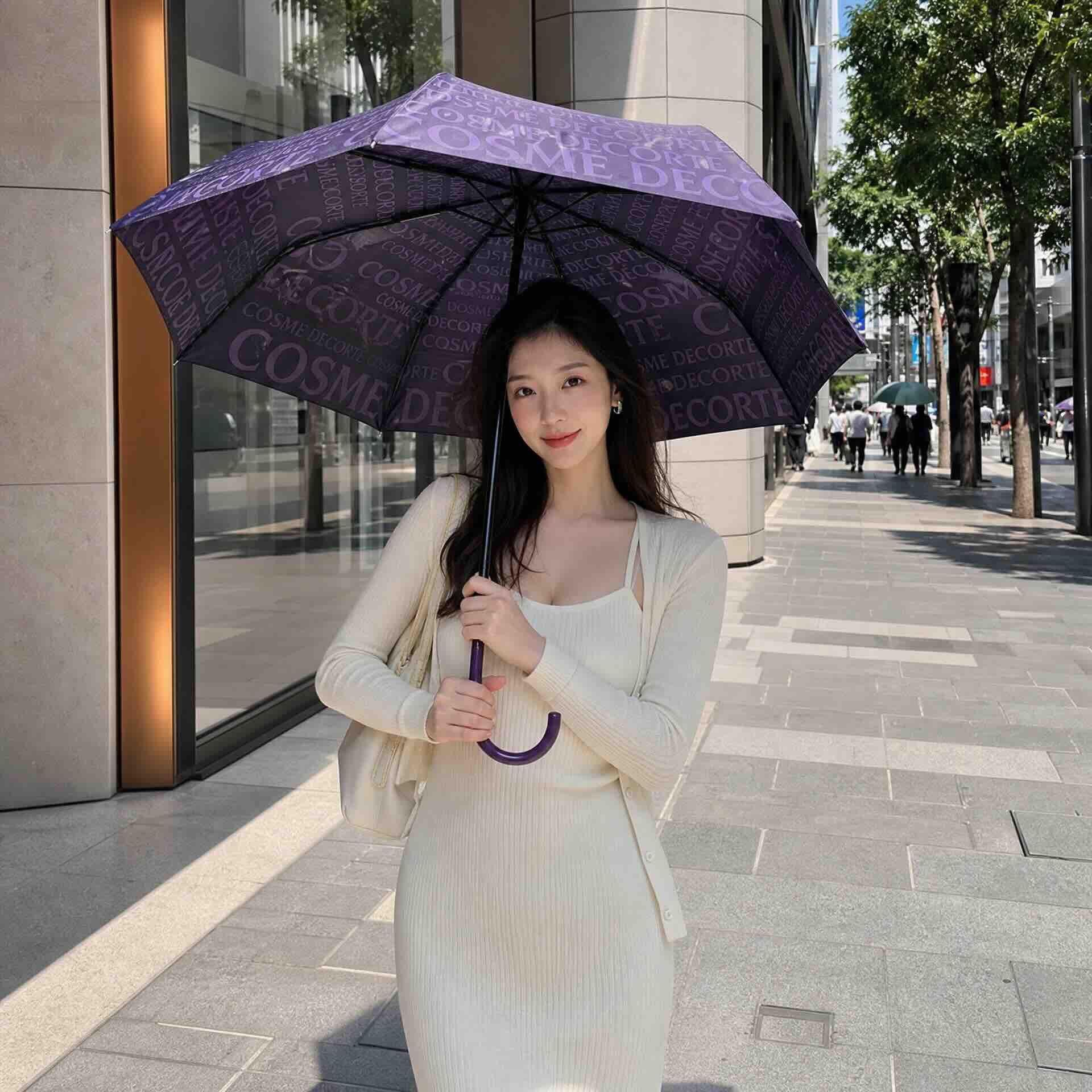 黛珂 COSME DECORTE 深紫色滿版字母摺疊傘：頂級美妝品牌資產