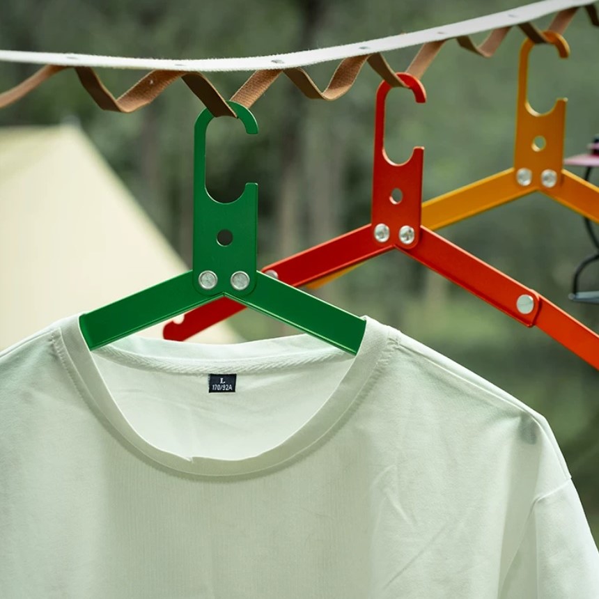 Foldable clothes hanger